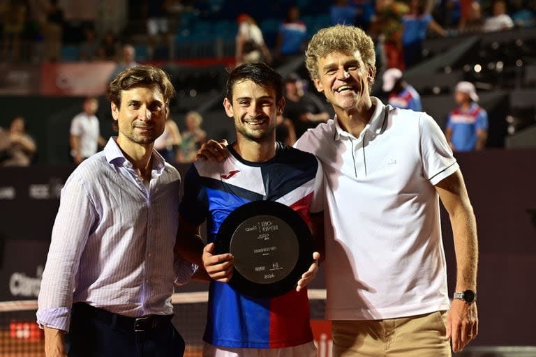 Navone y un momento emocionante durante la premiación de Río, junto con David Ferrer y Guga Kuerten