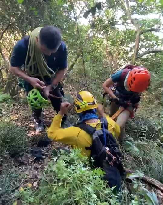 由於山路崎嶇又濕滑，警消使用攀爬繩等設備，在陡峭的山壁中搜尋，希望能找到失聯的傅男。（圖／翻攝畫面）