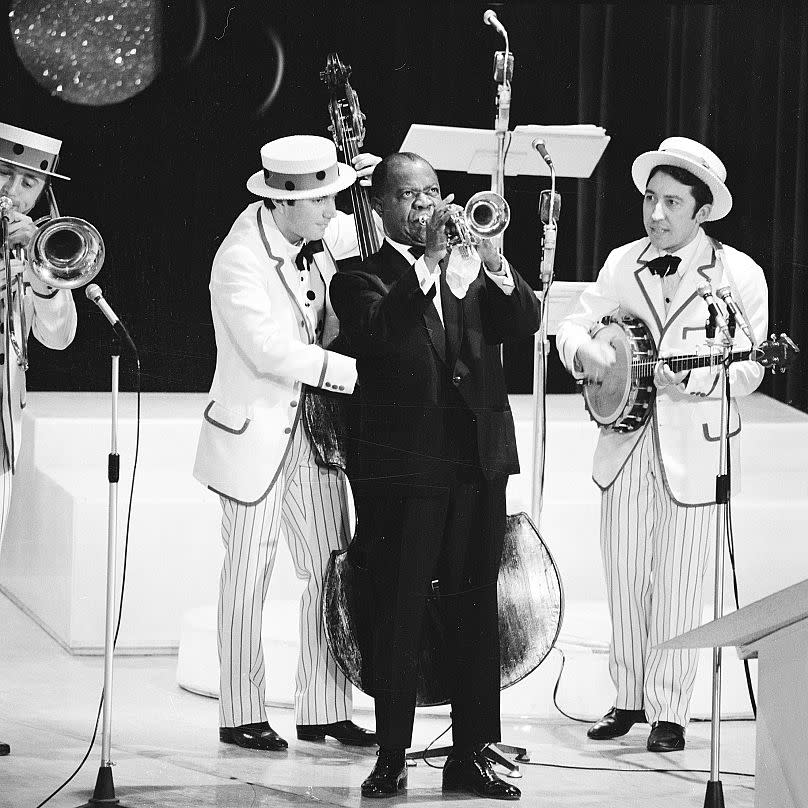 Louis Armstrong auf der Bühne des 18. Sanremo-Festivals, an dem er mit dem Lied "Mi va di cantare" zusammen mit Lara Saint Paul teilnahm, 1968.