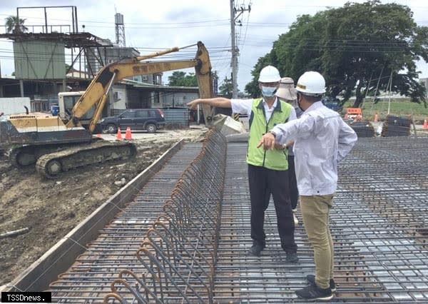 南市工務局加強防颱前工地巡查及檢視防汛整備狀況，並編組人員機具隨時因應，以維護颱風期間公共安全。（記者李嘉祥攝）