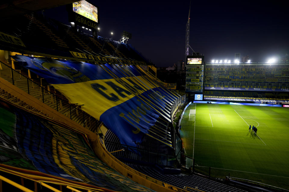 Un grupo de jugadores en la cancha del estadio La Bombonera previo al partido entre Boca Juniors y Racing Club, el lunes 30 de agosto de 2021. (AP Foto/Natacha Pisarenko)