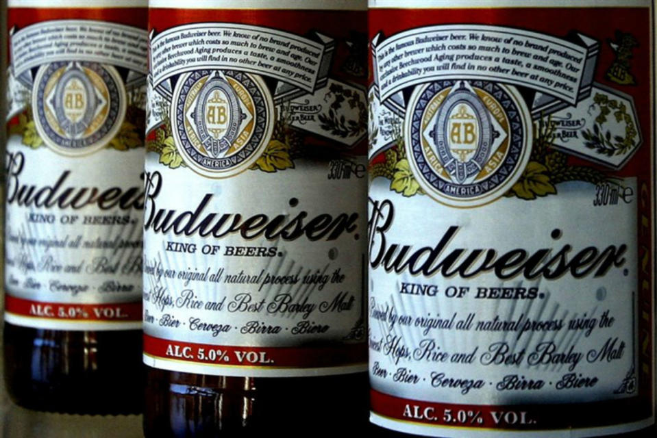 <p>La Budweiser es probablemente la cerveza más famosa del mundo, aunque la segunda más consumida. La marca estadounidense, propiedad del grupo Anheuser-Busch InBev, vendió 49,2 millones de hectolitros en 2017, lo que supone un descenso del 3% con respecto al año anterior. (Foto: Kirsty Wigglesworth / AP). </p>