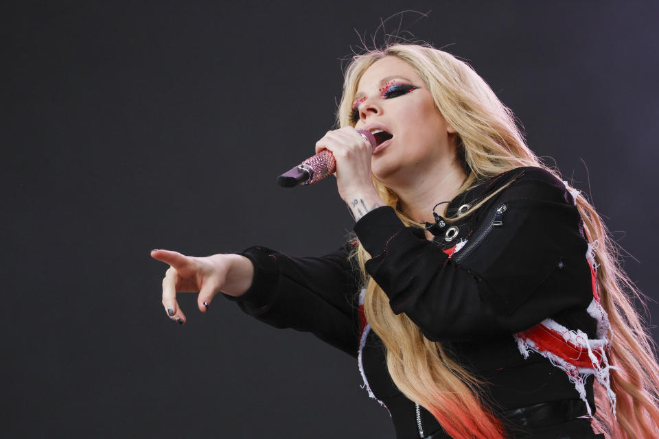 Avril Lavigne durante su concierto en el Festival de Glastonbury en Worthy Farm, Somerset, Inglaterra, el domingo 30 de junio de 2024. (Scott A Garfitt/Invision/AP)