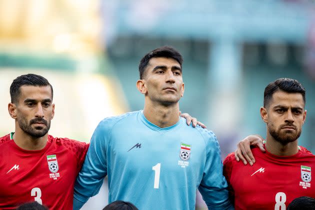 Les joueurs iraniens Ehsan Hajsafi, Alireza Beiranvand et Morteza Pouraliganji ne chantent pas l'hymne national avant le match de Coupe du monde contre l'Angleterre.