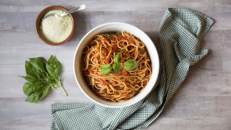 La domenica gli spaghetti vengono serviti in tavola 