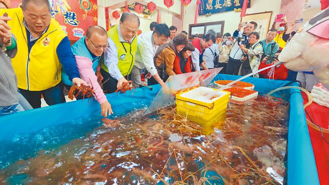 澎湖懋靈殿23日下午邀請縣長陳光復（左三）、議長陳毓仁（左四）和馬公市代會主席歐銀花（左五）等各界來賓前來放龍蝦。（許逸民攝）