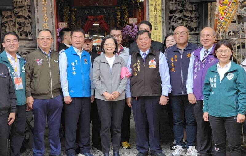 白沙屯媽祖進香將出發  蔡總統赴拱天宮參香淨轎 苗栗縣通霄鎮白沙屯拱天宮媽祖徒步進香18日凌晨將 起駕出發，總統蔡英文（前左4）17日到拱天宮參 香，並連續第4年為媽祖鑾轎「淨轎」，儀式完成後 與廟方及陪同人員合影。 中央社記者管瑞平攝  113年3月17日 