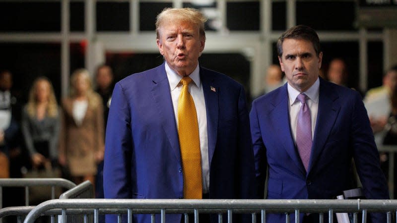 Former U.S. President Donald Trump speaks to the media with attorney Todd Blanche at the end of the day during his trial for allegedly covering up hush money payments at Manhattan Criminal Court on May 7, 2024 in New York City. - Photo: Sarah Yenesel-Pool (Getty Images)