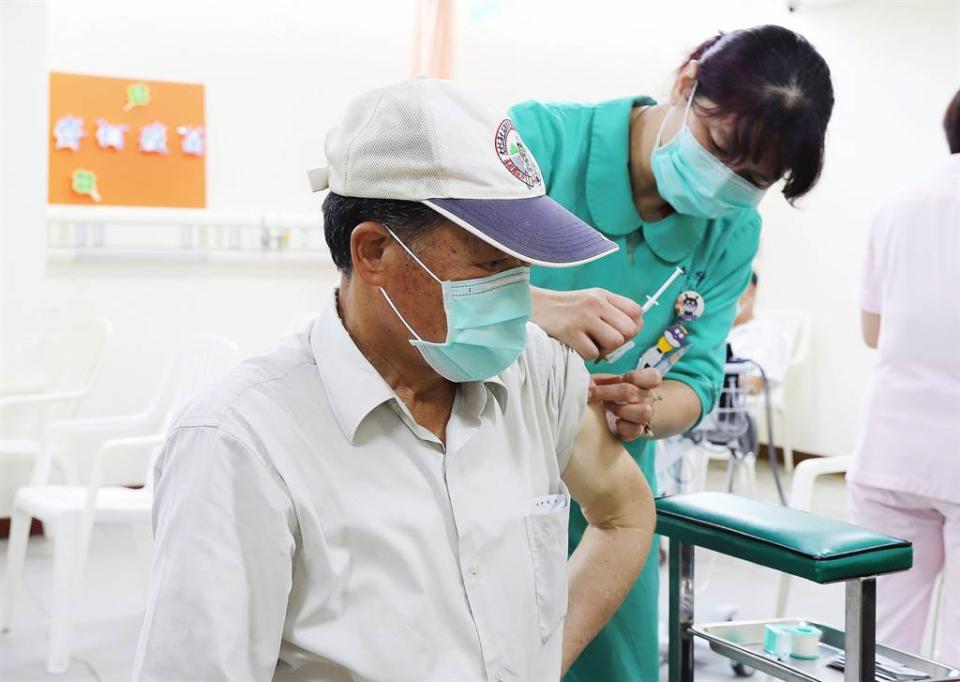 台灣疫情升溫，各地接種疫苗的詢問度與接種人數大幅升高。圖為嘉義縣民接種疫苗。（圖／呂妍庭攝）