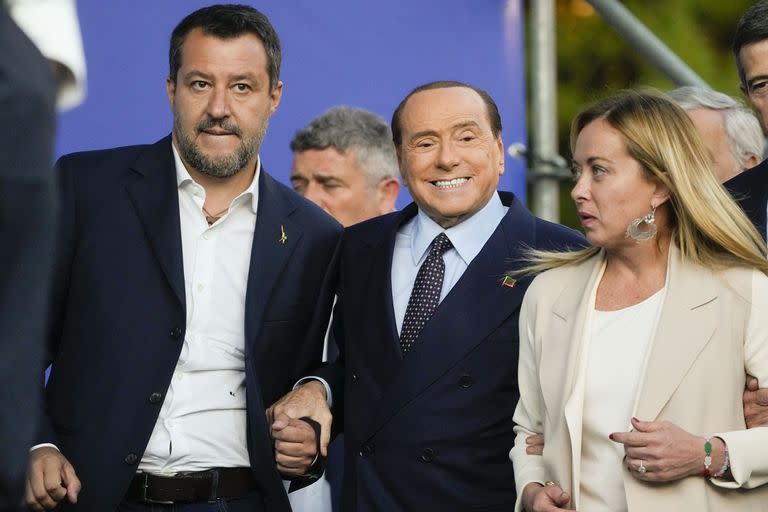 De izquierda a derecha, Matteo Salvini, de La Liga, Silvio Berlusconi, de Forza Italia, y Giorgia Meloni, de Hermanos de Italia, asisten al mitin de cierre de la coalición de centroderecha en Roma el jueves 22 de septiembre de 2022. (AP Photo/Gregorio Borgia)