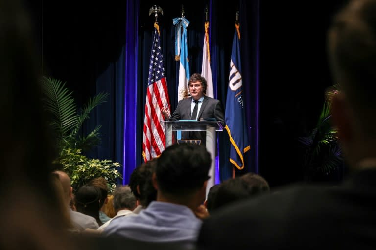 El presidente de Argentina, Javier Milei, imparte una conferencia a estudiantes de ciencias políticas y relaciones internacionales de la Universidad Internacional de Florida, en North Miami (EEUU), el 11 de abril de 2024 (Zak Bennett)