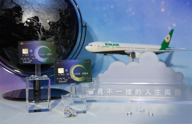 國泰世華銀行宣布，再次推出長榮航空聯名卡指定卡別「刷1元送1哩」優惠活動。(圖／國泰世華銀行提供)