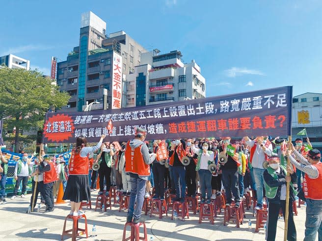 台北捷運局7日所主持的北捷環狀線說明會，場外集結500位民眾抗議，會中爭吵聲不斷，最後無疾而終。（戴上容攝）