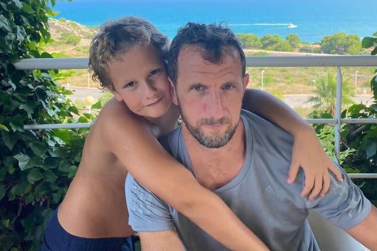 El 'Vasco' Arruabarrena con Lucas, su hijo más pequeño, en Oropesa del Mar, cerca de Villarreal, en la comunidad valenciana, donde reside junto con su familia cuando Medio Oriente no lo convoca con un desafío laboral