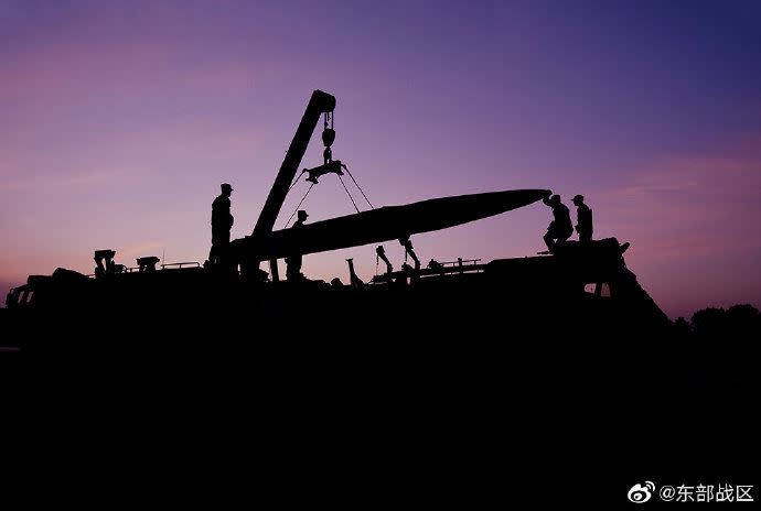 中國解放軍日前在夜間試射東風11飛彈畫面。（圖／翻攝解放軍東部戰區官方微博）