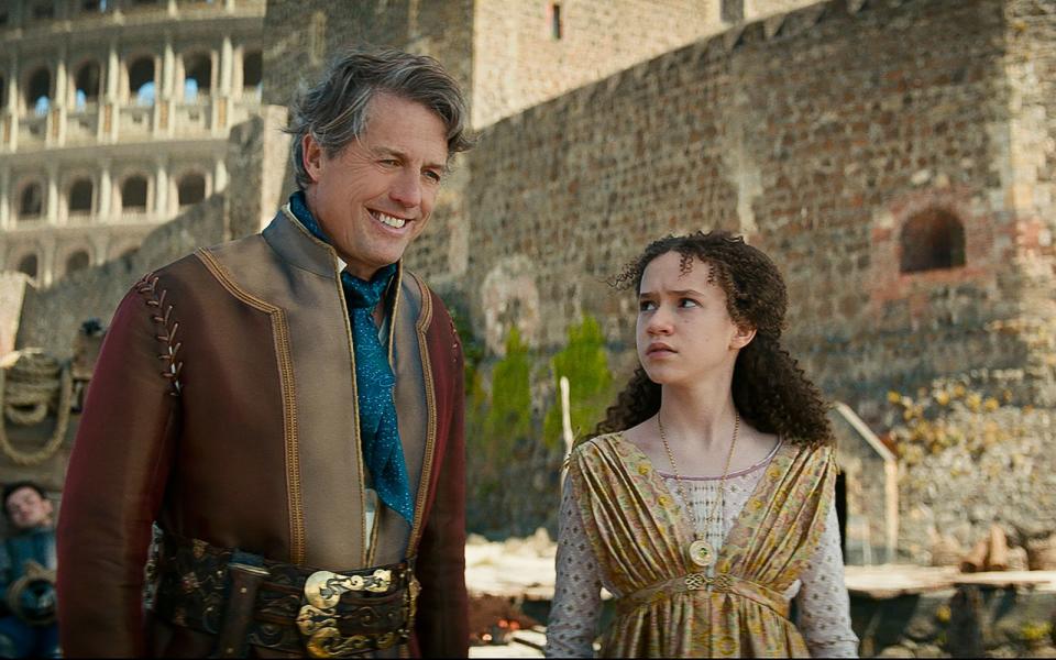 Hugh Grant verkörpert in "Dungeons & Dragons: Ehre unter Dieben" den Schurken Forge Fitzwilliam. (Bild: Paramount Pictures)