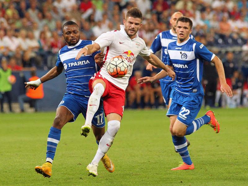 Der Salzburger Valon Berisha (M) wird von Umaru Bangura (l) und Roman Begunow vom FC Dinamo Minsk attackiert. Foto: Krugfoto