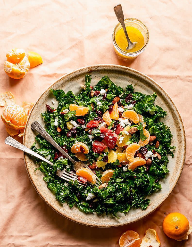 <p>Une salade riche en vitamine C pour lutter contre la fatigue et renforcer notre système immunitaire.</p><p>Découvrir <a href="http://ashcuoco.com/citrusy-kale-salad/" rel="nofollow noopener" target="_blank" data-ylk="slk:la recette;elm:context_link;itc:0;sec:content-canvas" class="link ">la recette</a></p><br>