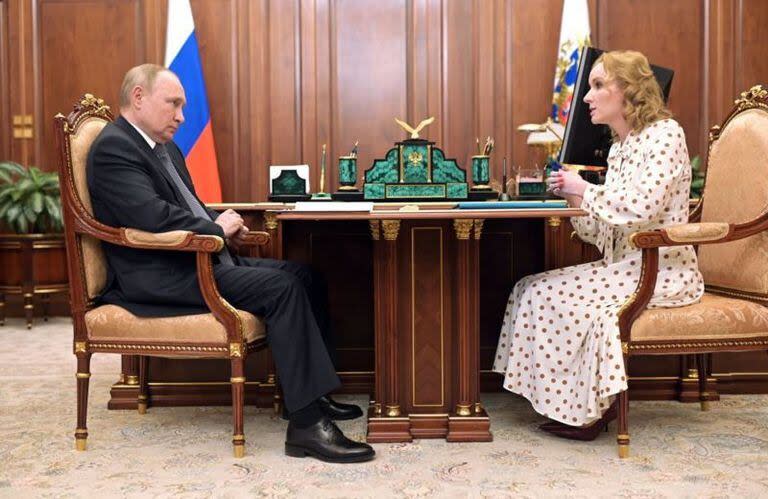 El presidente Putin y su comisionada para los Derechos del Niño, María Lvova-Belova, han sido acusados por la CPI de deportar forzosamente a niños ucranianos