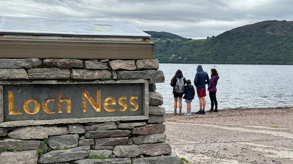 Ausschau halten nach Nessie am Ufer des Loch Ness. (Bild: Benedikt von Imhoff / dpa)