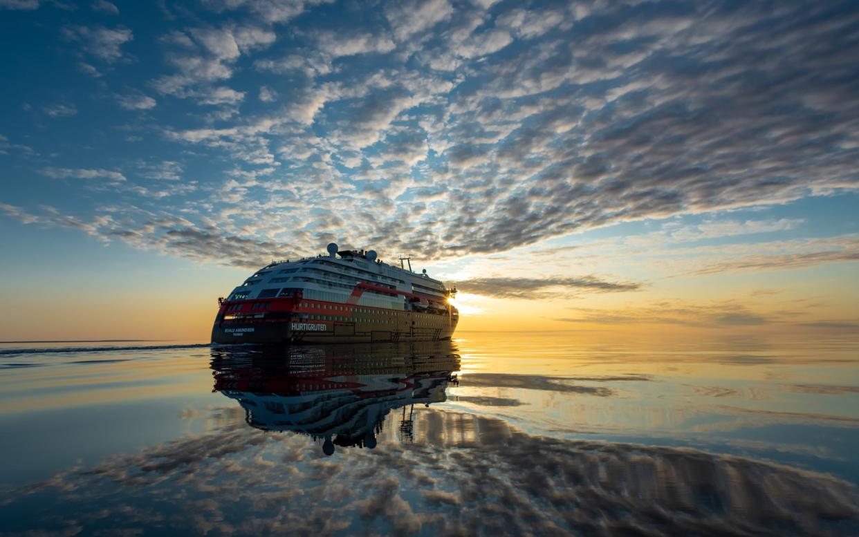 Hurtigruten's Roald Amundsen - Karsten Bidstrup