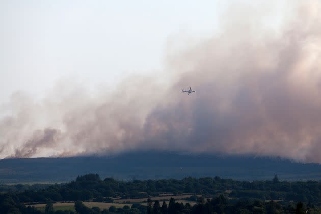 Depuis lundi 18 juillet, 1700 hectares de végétation ont brûlé sur les monts d'Arrée (photo d'un bombardier prise le 18 juillet 2022). (Photo: Gwengoat via Getty Images)