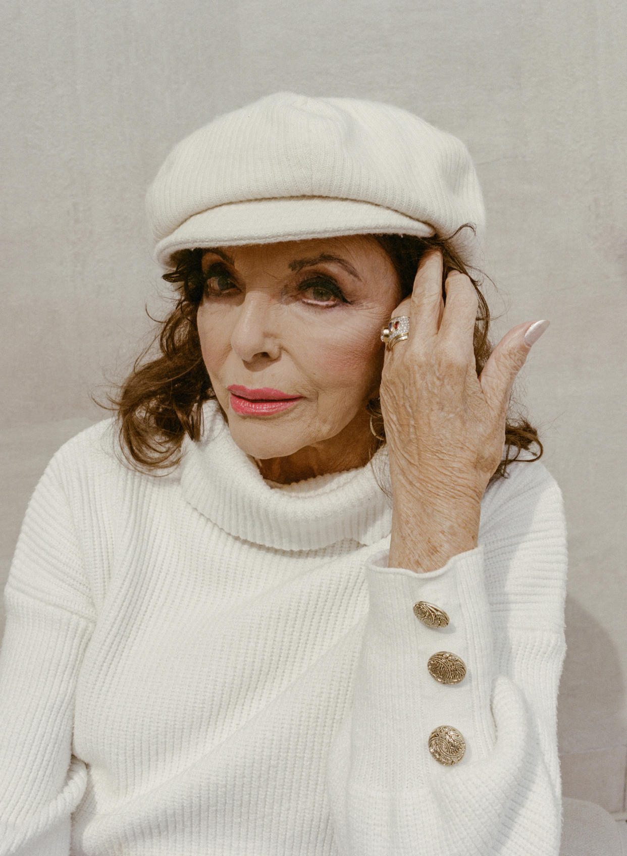 La actriz Joan Collins, de 90 años, cuyo libro de memorias está a punto de publicarse y que pronto iniciará una gira teatral británica, en su casa de Los Ángeles, el 16 de febrero de 2024. (Amy Harrity/The New York Times)