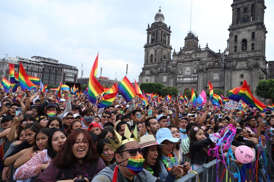 Participantes en la marcha del Orgullo LGBTTTIQ+ en la plancha del Zócalo capitalino.