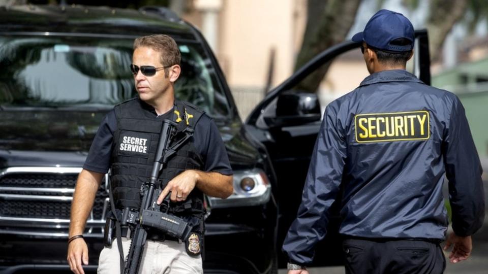 Agentes del FBI a las afueras de la residencia Mar-a-Lago