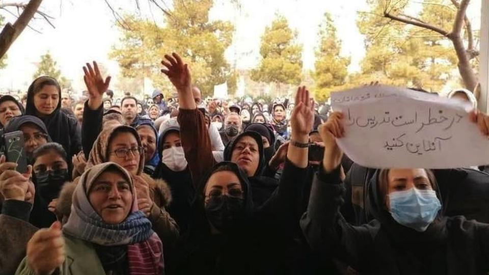 Madres protestan por la intoxicación de estudiantes en una escuela en Irán.