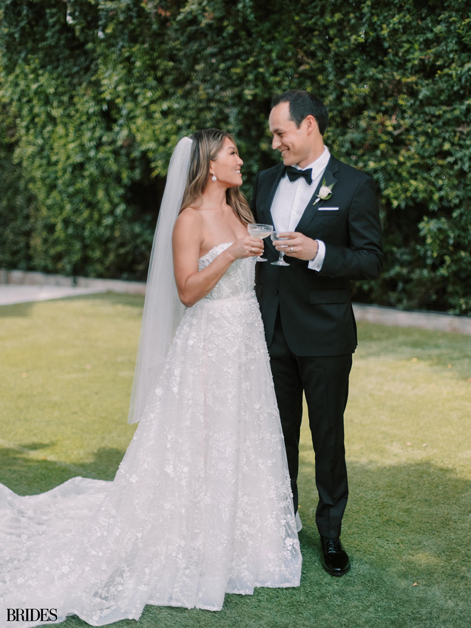 Glee 's Jenna Ushkowitz Shares Stunning Photos from Her Los Angeles Wedding