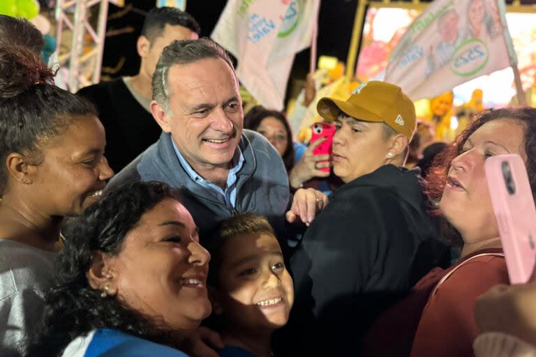 El precandidato presidencial Álvaro Delgado, del Partido Nacional, durante un mitin de campaña  