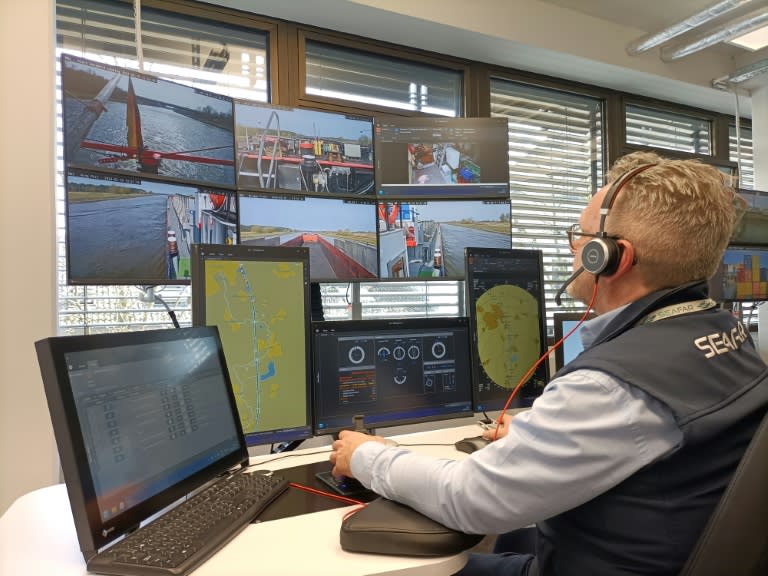 Patrick Hertoge, navigateur pour la startup belge Seafar, surveille sur des écrans depuis le port de Duisbourg la navigation télécommandée de bateaux sur les voies navigables, le 19 mars 2024 en Allemagne (Léa PERNELLE)