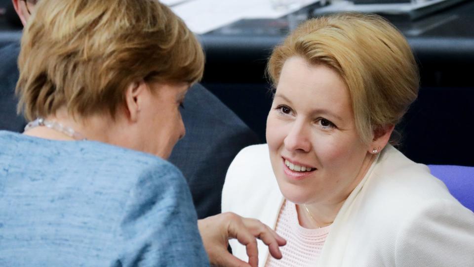 Bundeskanzlerin Angela Merkel (CDU) und Bundesfamilienministerin Giffey (SPD) besuchen in Köln das Hilfe-Telefon «Gewalt gegen Frauen». Foto: Kay Nietfeld