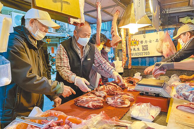 根據農業部統計，在台糖豬肉驗出瘦肉精事件後，豬肉價格並未出現特別波動。圖為民眾年前採買豬肉。（圖與新聞事件無關）（鄧博仁攝）