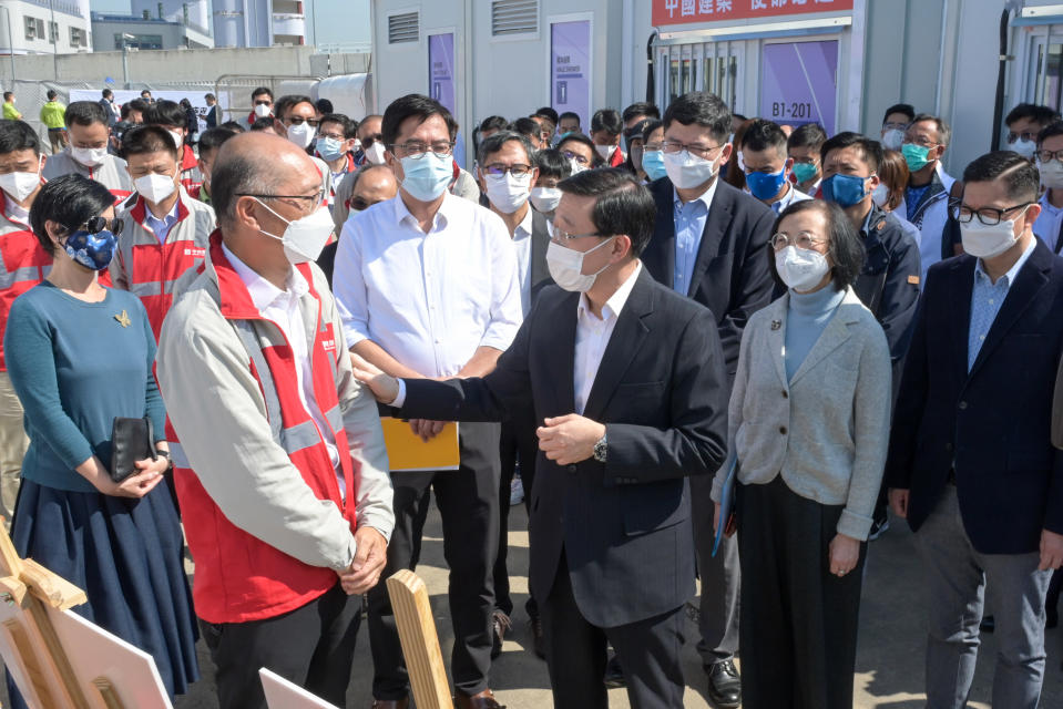 2022年3月12日，香港政務司司長李家超於港珠澳大橋香港口岸參觀社區隔離設施。