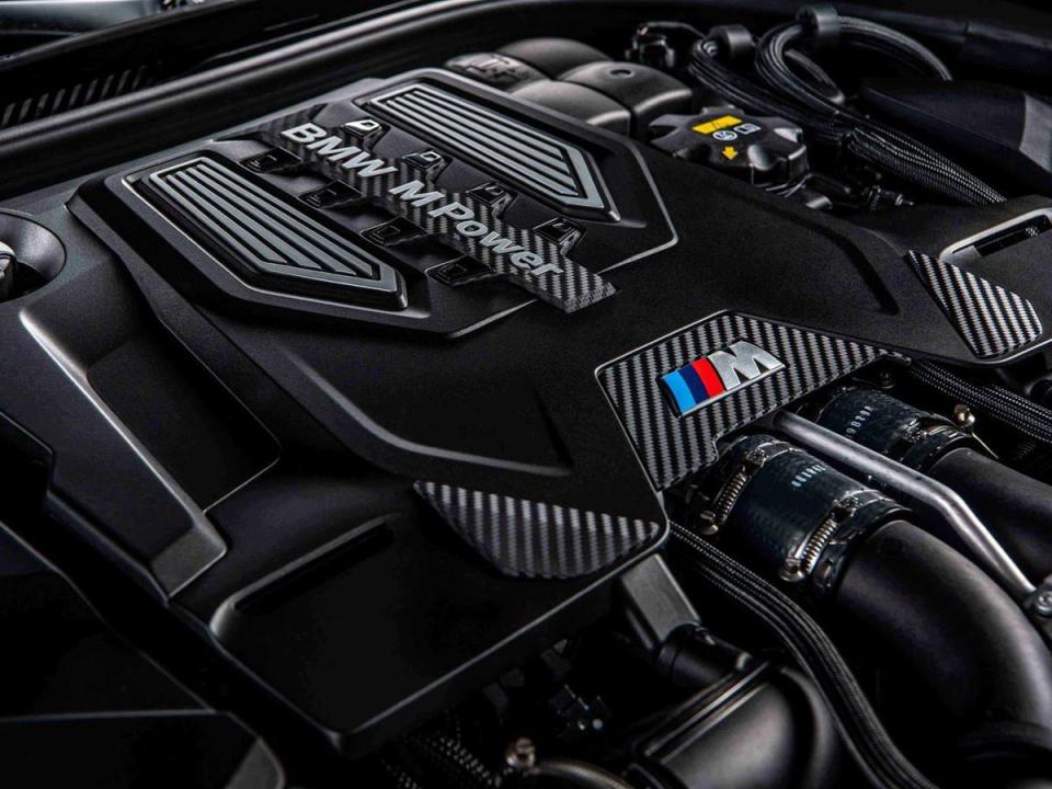全新BMW M5搭載M TwinPower Turbo S63 4.4升V型8汽缸雙渦輪雙渦流汽油引擎，最大馬力達600匹德制馬力與750牛頓米的強勁扭力輸出。