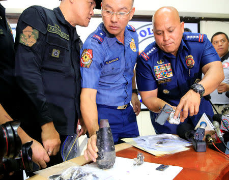 Philippine National Police (PNP) chief Director General Ronald Dela Rosa (R) and National Capital Region Police Office (NCRPO) chief superintendent Oscar Albayalde inspect the Improvised Explosive Device (IED) found near the U.S Embassy during a press conference at the Manila Police District headquarters (MPD) in metro Manila, Philippines November 28, 2016. REUTERS/Romeo Ranoco