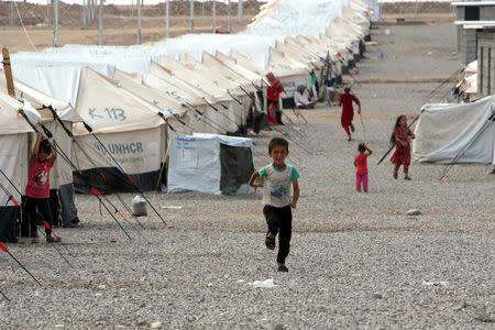 Displaced children, who fled from the Islamic State violence, are seen at Debaga Camp in the Makhmour area near Mosul, Iraq, August 30, 2016. REUTERS/Azad Lashkari /File Photo