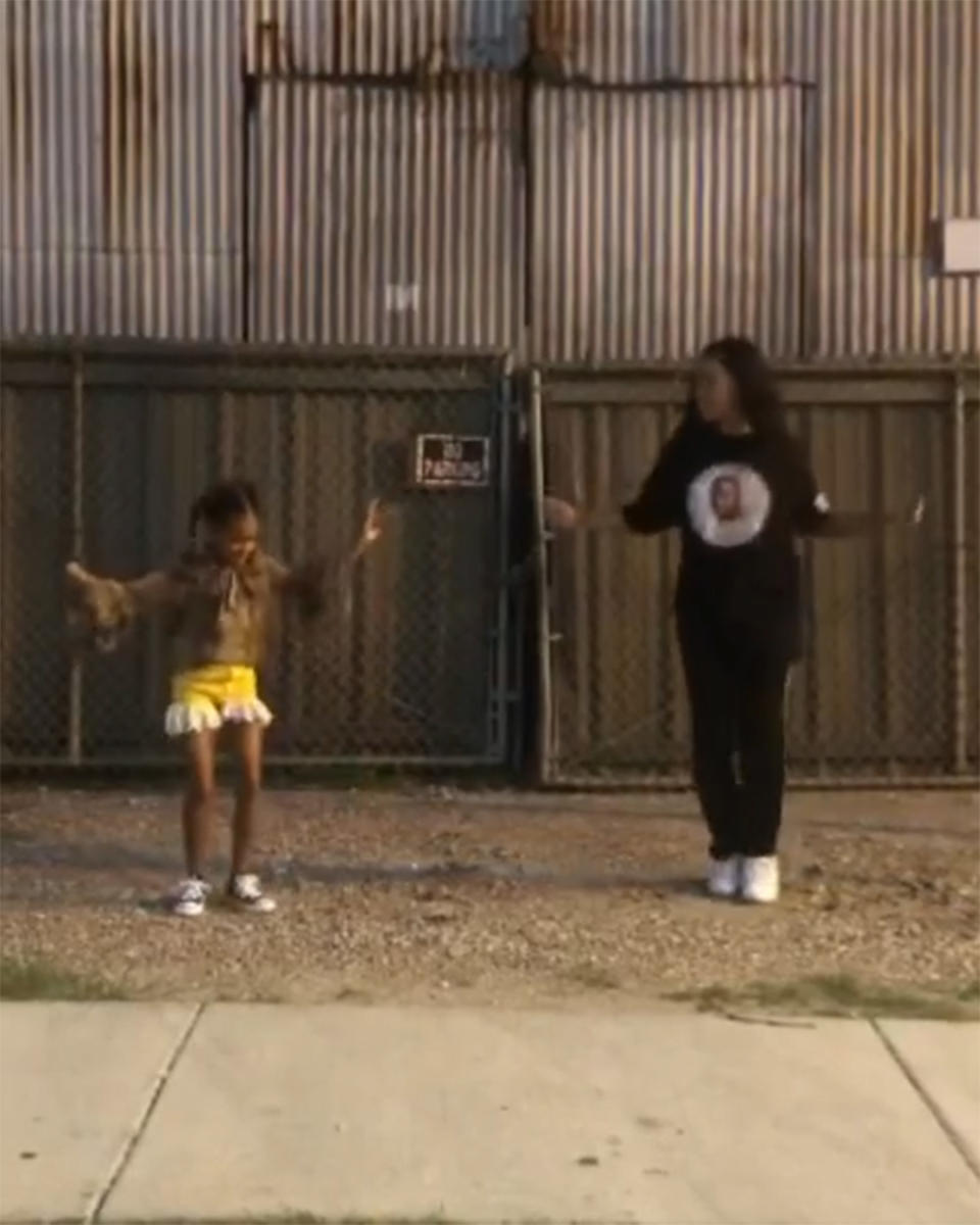Solange Knowles and her niece, Rumi Carter, showed off their synchronized dance moves. (Solange Knowles / Instagram)