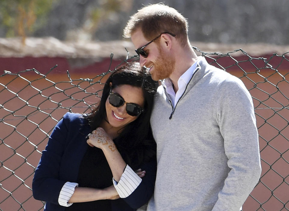 En esta foto del 24 de febrero del 2019, el príncipe Enrique de Gran Bretaña y su esposa Meghan, duquesa de Sussex, ven niños jugar fútbol en una escuela en el pueblo de Asni, en la cordillera del Atlas, en Marruecos. (Facundo Arrizabalaga/Pool via AP, Archivo)