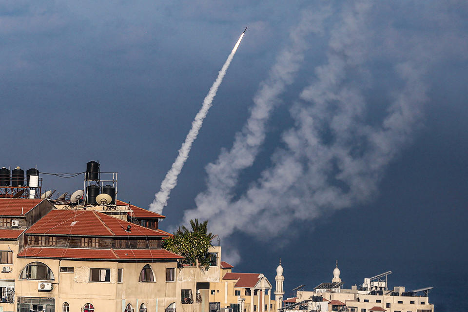 Am Himmel sind Raketen zu sehen, die in Richtung Israel fliegen (Bild: Mohammed Talatene/dpa)