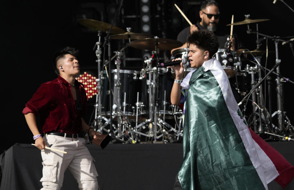 Juan Ortega, izquierda, y Daniel Vaides, del trio sierreño estadounidense Los Aptos, durante su concierto en el segundo día del festival Arre en la Ciudad de México el 10 de septiembre de 2023. (Foto AP/Fernando Llano)