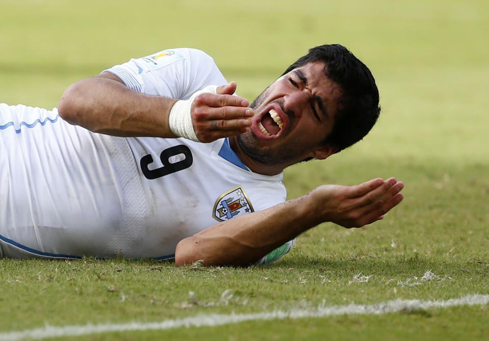 Uruguay's Luis Suarez reacts after clashing with Italy's Giorgio Chiellini during their 2014 World Cup Group D soccer match at the Dunas arena in Natal June 24, 2014. REUTERS/Tony Gentile (BRAZIL - Tags: SOCCER SPORT WORLD CUP)