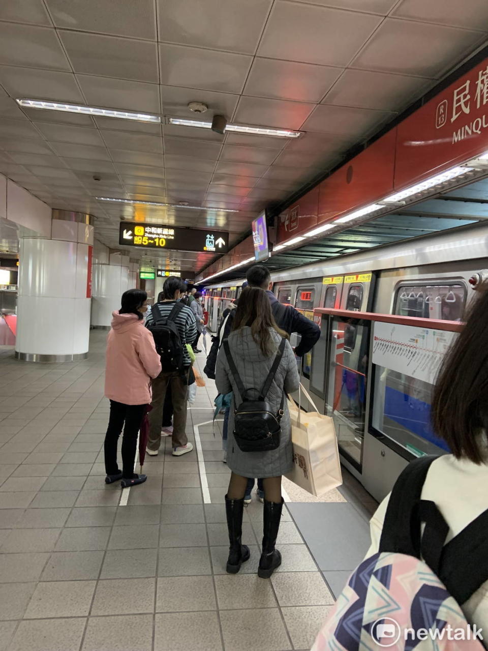 台北捷運宣布，從今(23)日起，各路線平日尖峰時刻班距維持不變，但平日離峰、假日班距將會調整。   圖：張家寧／攝