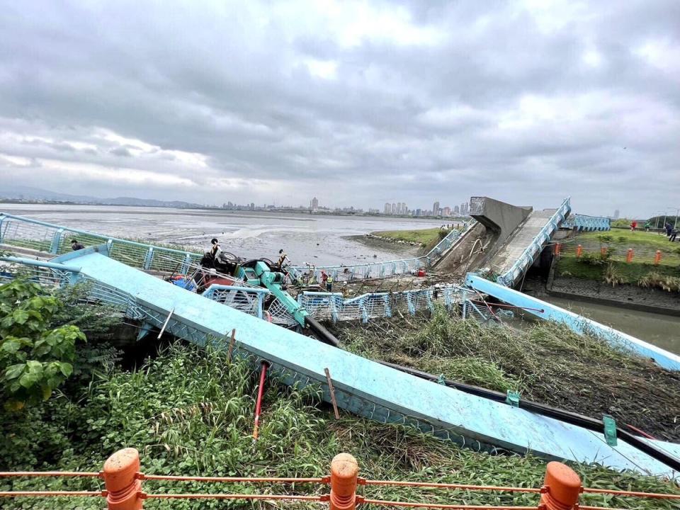 新北「觀音坑溪橋」突斷裂   圖:我是蘆洲人臉書