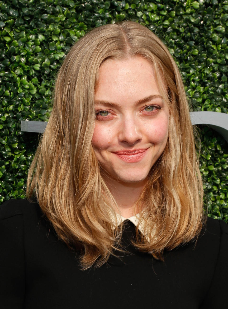 <p>Auf den Straßen New Yorks wird Amanda Seyfried von Paparazzi meist ohne Schminke gesichtet. Auf dem roten Teppich sieht man die schöne Schauspielerin allerdings immer wieder mit aufwendigen Beauty-Stylings. Bei einem Event im Jahr 2015 zeigte sie sich jedoch von ihrer natürlichen Seite. (Bild: Getty Images) </p>