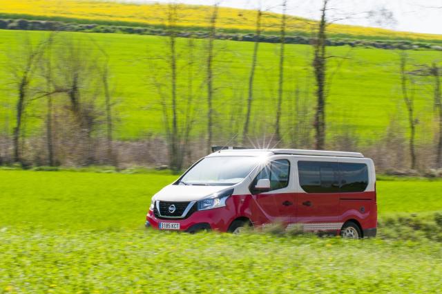 Esta furgoneta camper de Nissan es una oficina modular con azotea para  hacer soñar a los teletrabajadores