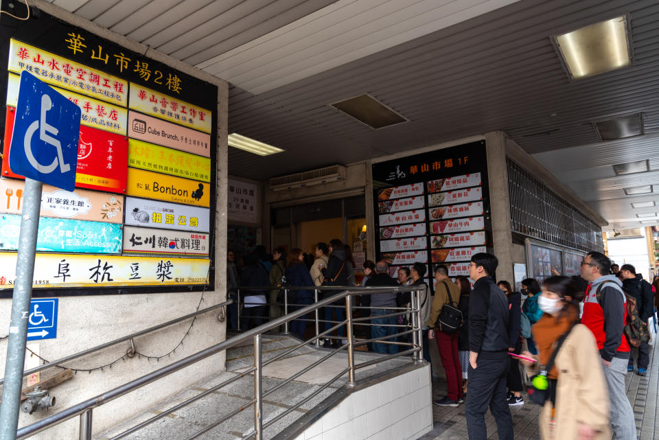 台北知名早餐店「阜杭豆漿」廣受本地人和觀光客喜愛，經常能在店外看到大排長龍的排隊景象。（示意圖／Getty Images）