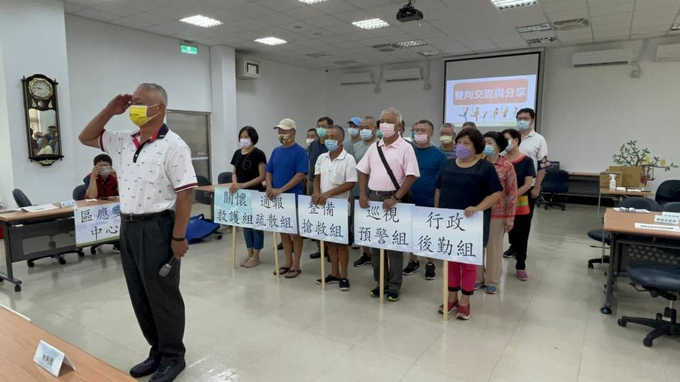 淡水草東里里長黃逢晚率領社區團員完成自主防災演練。   圖：新北市水利局提供